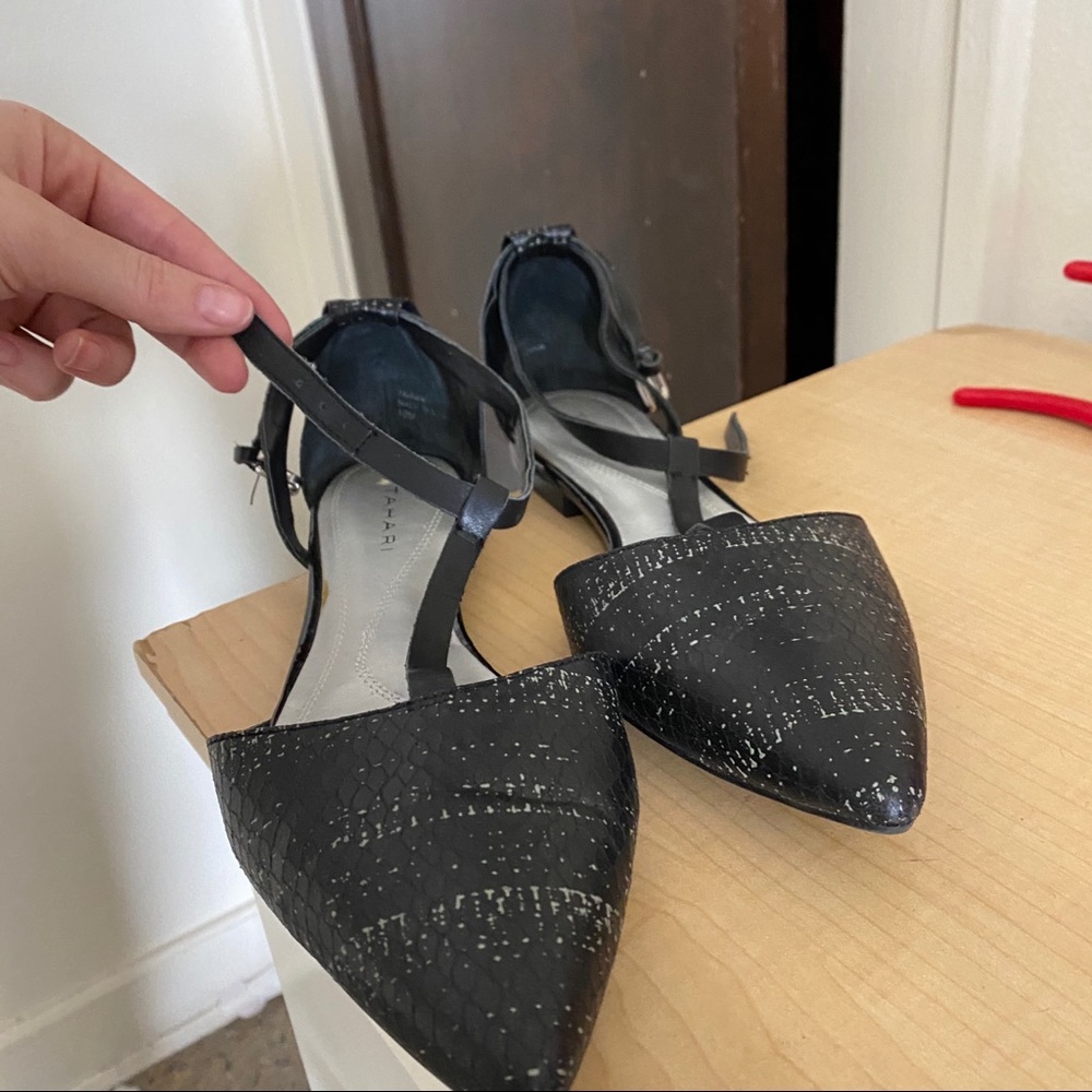 TA-RANDY TAHARI T-STRAP POINTY TOE FLATS